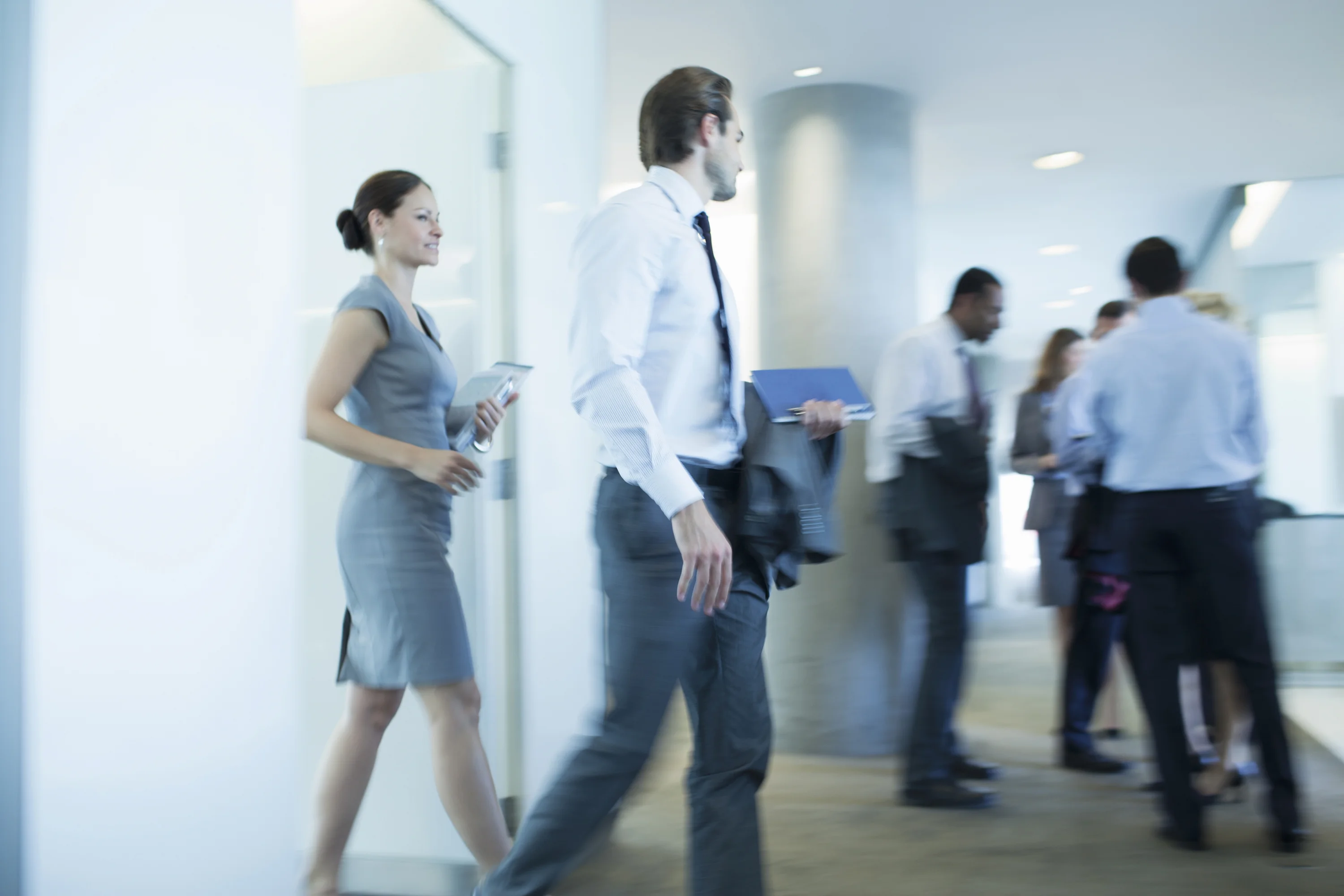 Professionnels d'affaires dans un bureau moderne