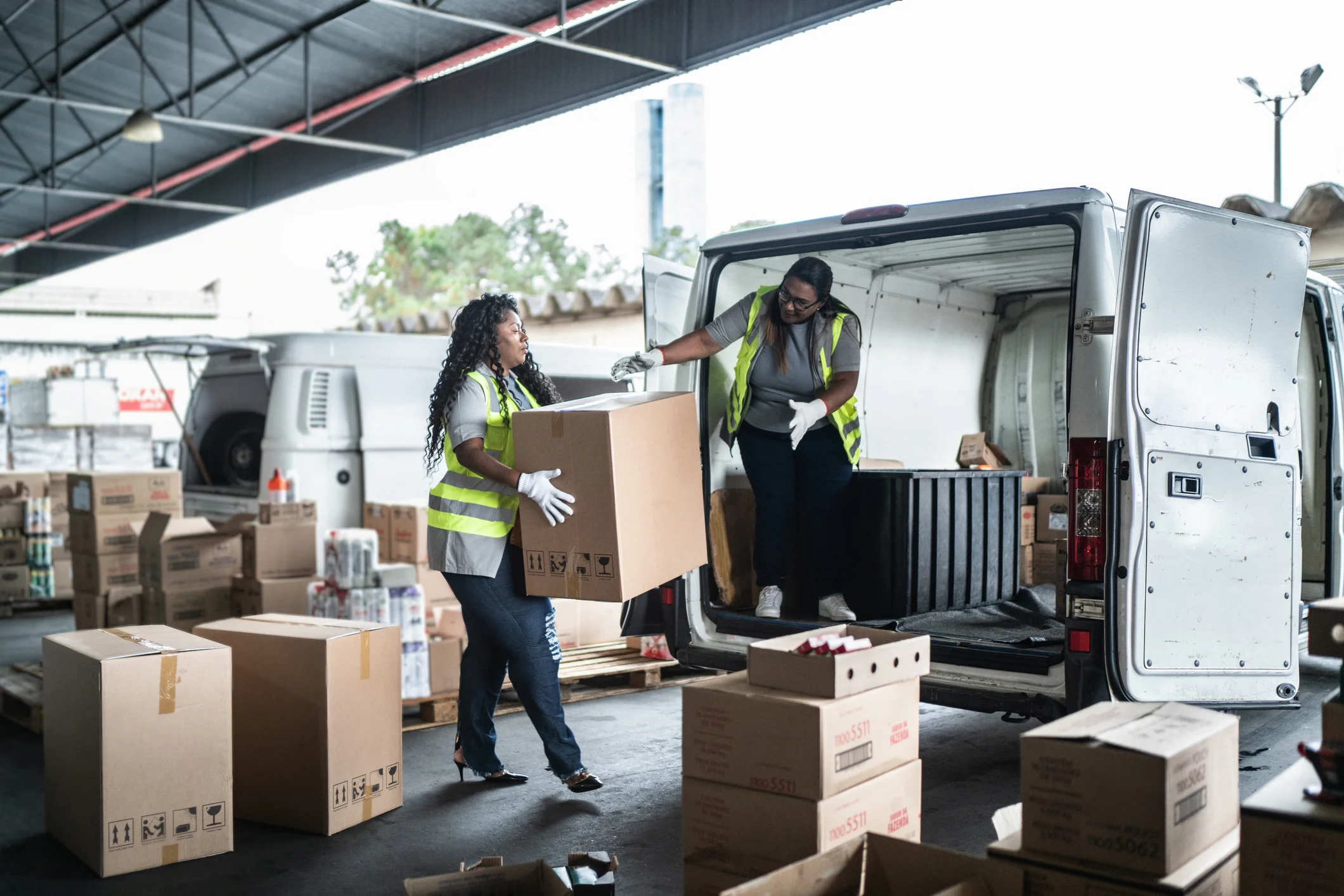 Des femmes chargeaient une camionnette