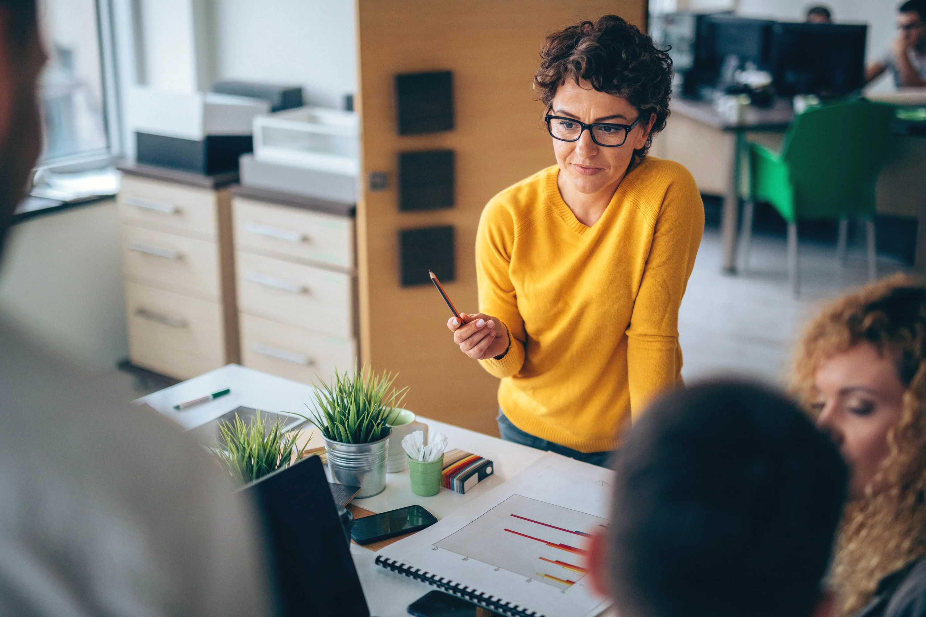 Employés de bureau en discussion