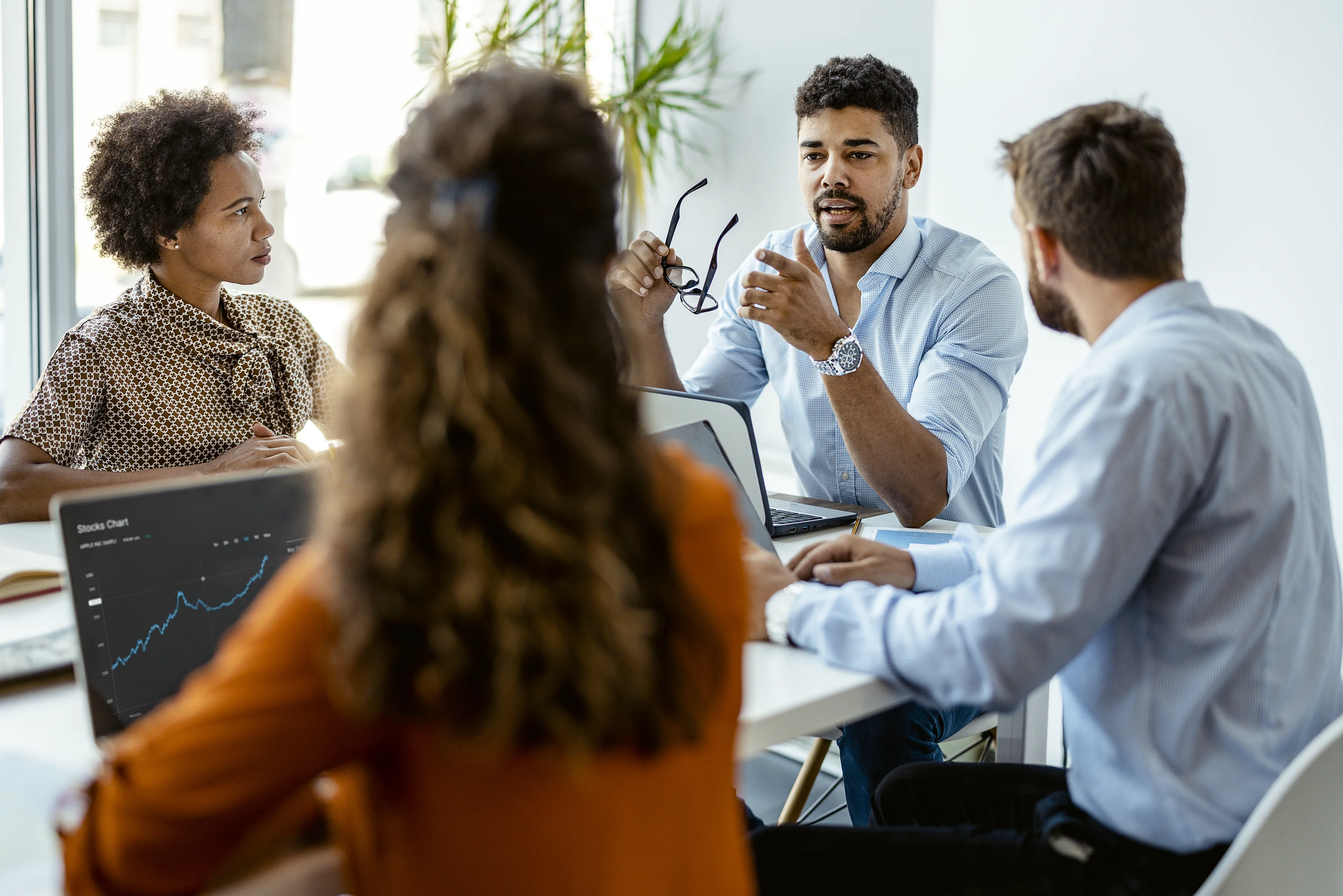 Employés de bureau en réunion