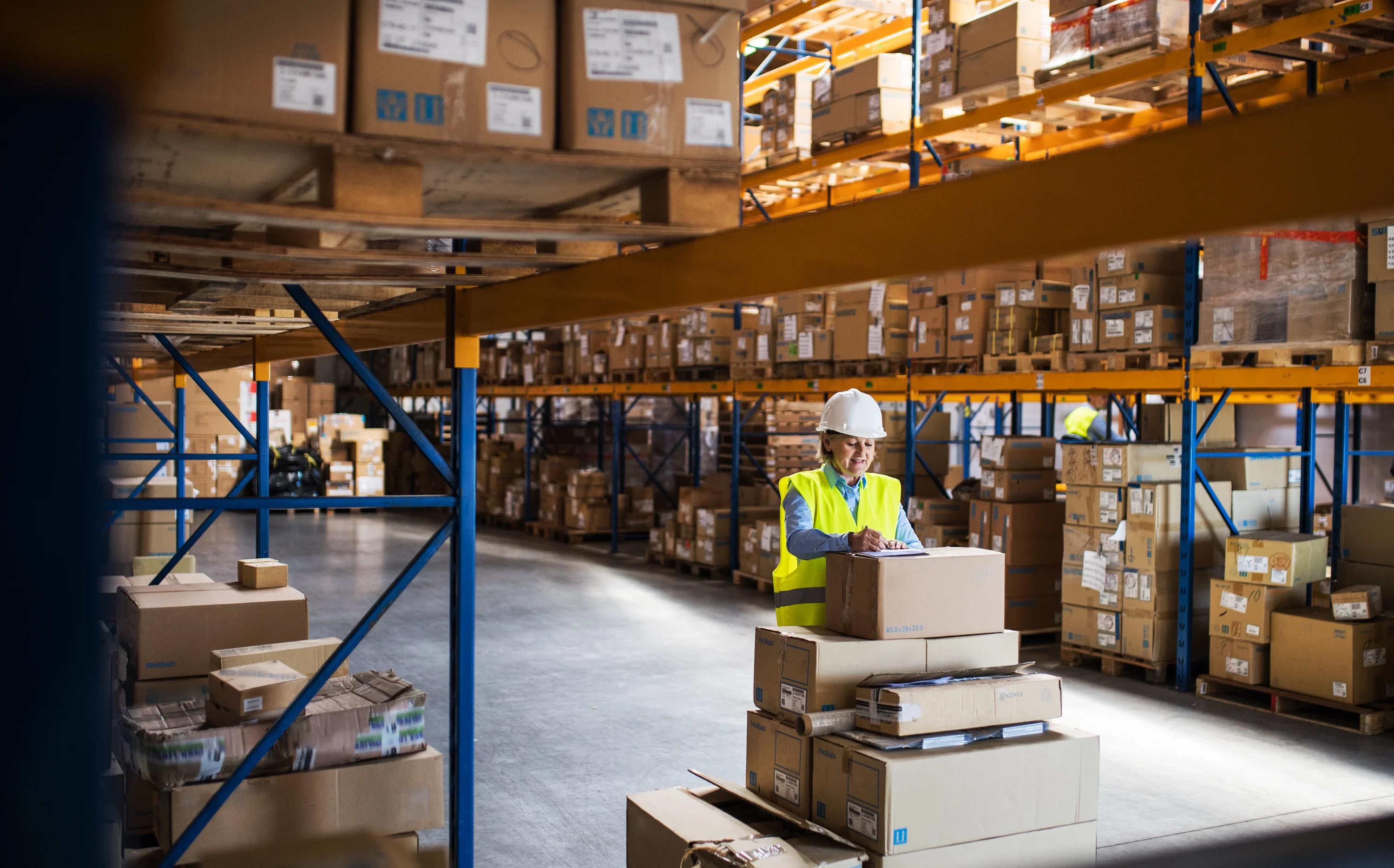 Travailleur vérifiant le stock dans un entrepôt